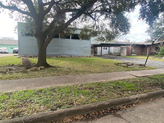 view of front facade featuring a front lawn