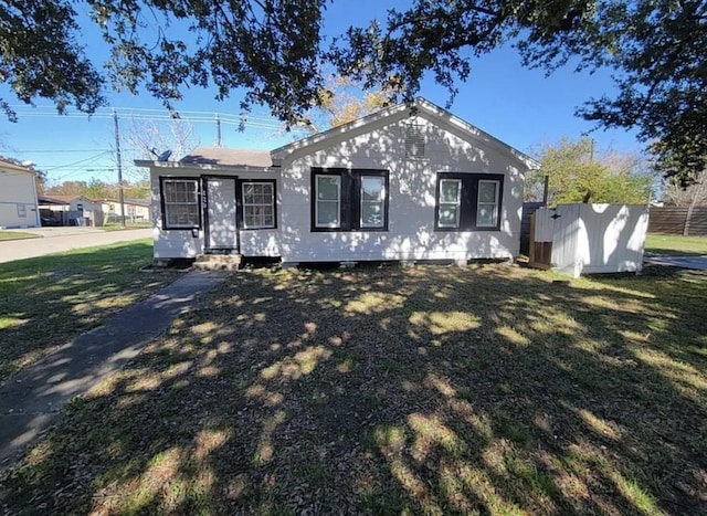 view of front of house featuring a front lawn