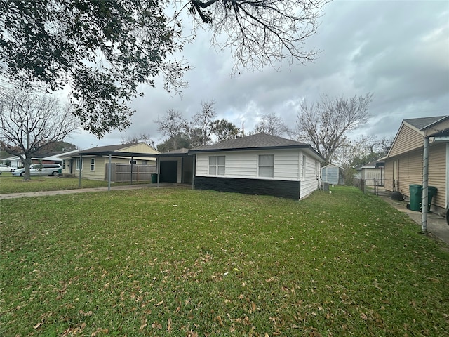 view of front facade featuring a front lawn