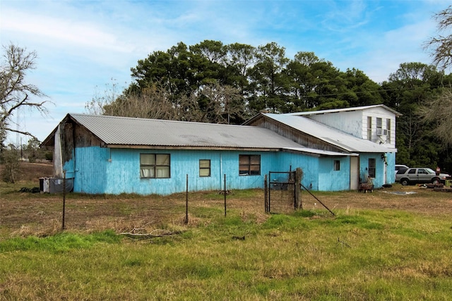 view of front of property with a front yard