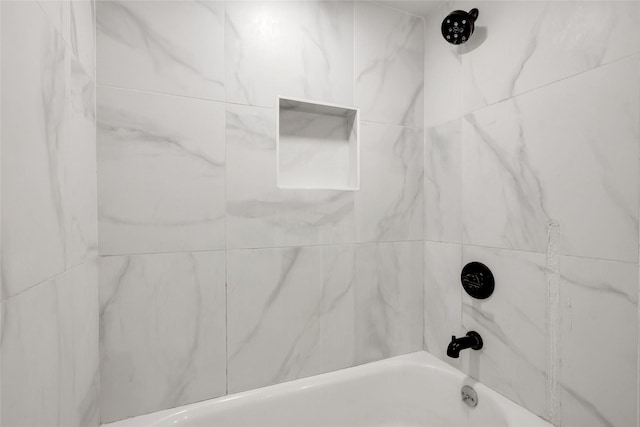 bathroom with tiled shower / bath