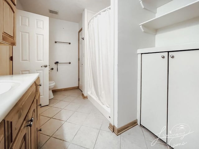 bathroom with toilet, a shower with curtain, and vanity