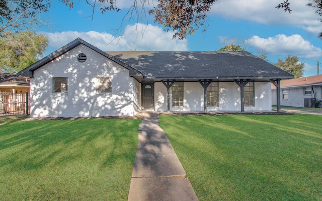 view of front facade featuring a front lawn and central air condition unit