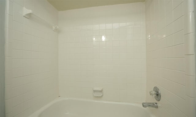 bathroom featuring tiled shower / bath combo