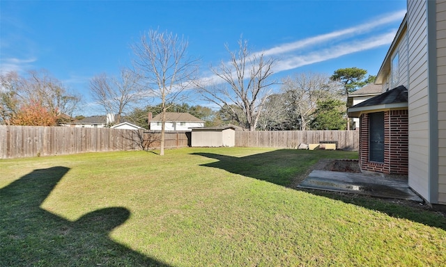 view of yard featuring a storage shed