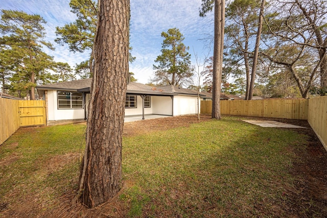 view of yard featuring a patio