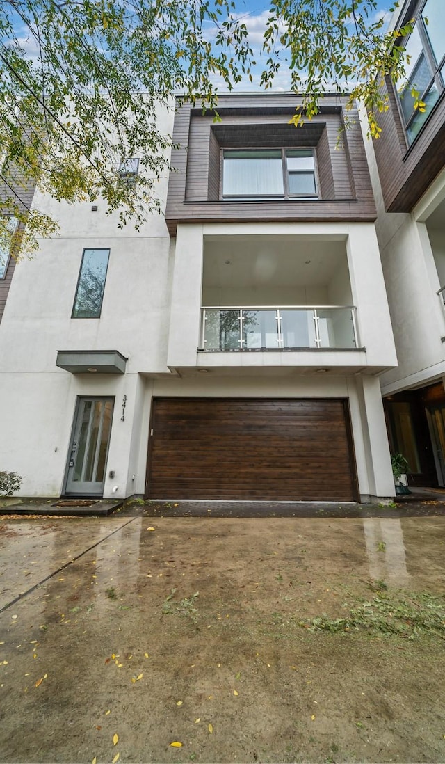 view of front facade featuring a garage