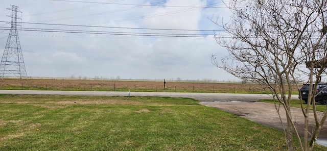 view of yard featuring a rural view