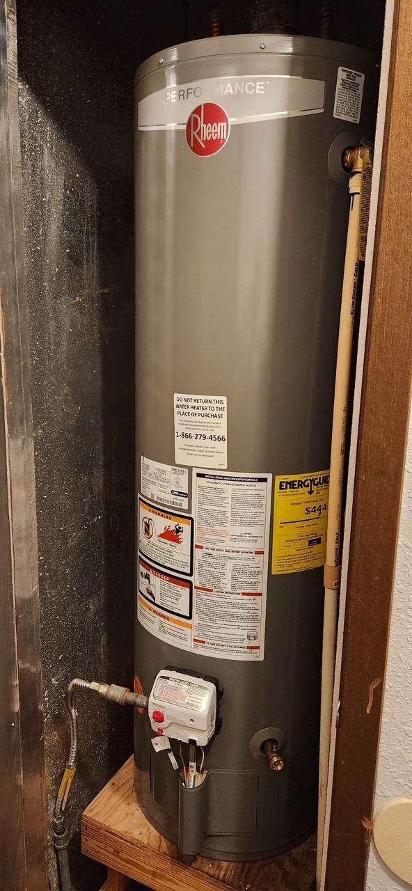 2180 Washington Ave, Alvin, TX 77511 - utility room featuring gas water heater