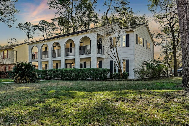 view of front of house featuring a yard