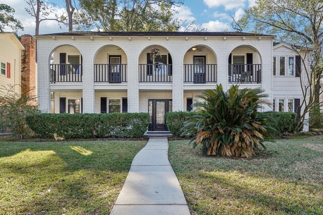 view of front of house featuring a front lawn