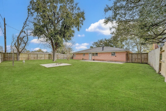 view of yard featuring a patio area