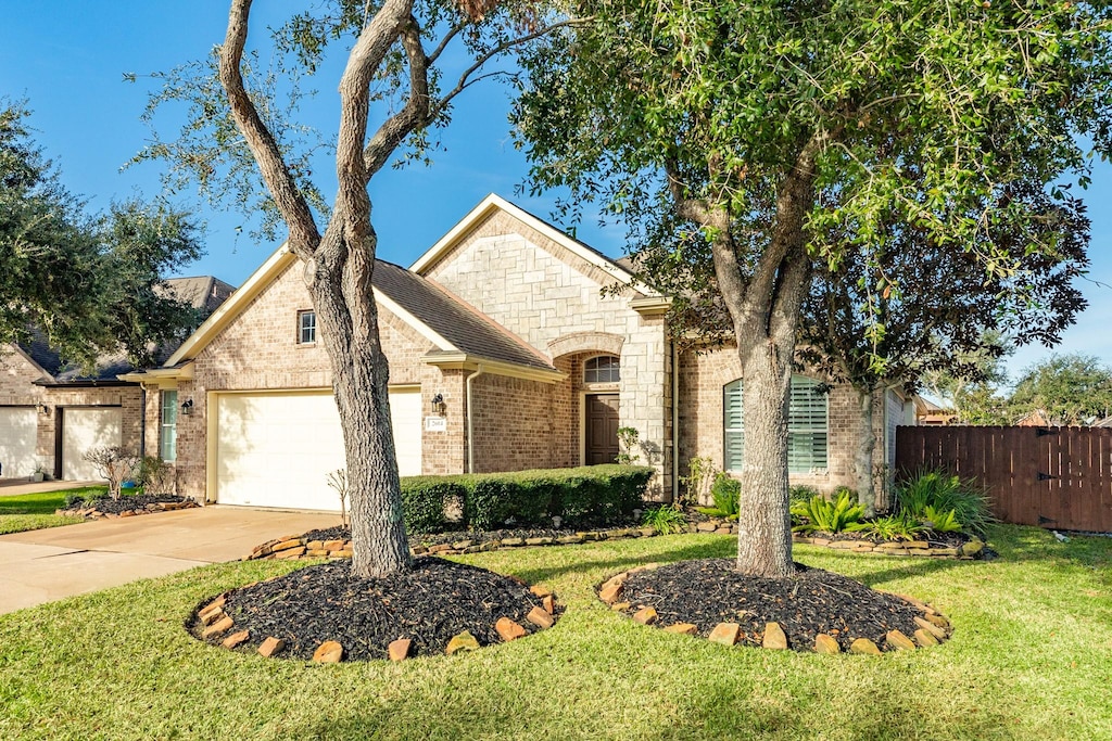 view of front facade with a garage and a front yard