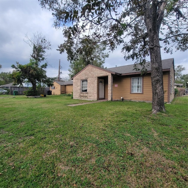 view of front facade with a front yard