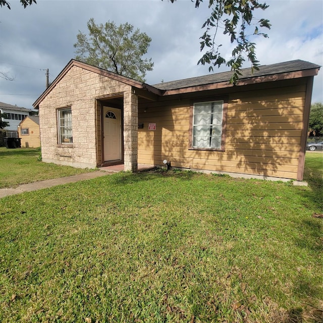 ranch-style house featuring a front lawn