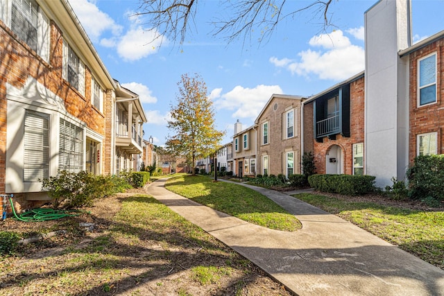 view of property's community featuring a lawn