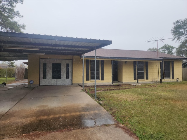 view of front of home with a front lawn and a carport