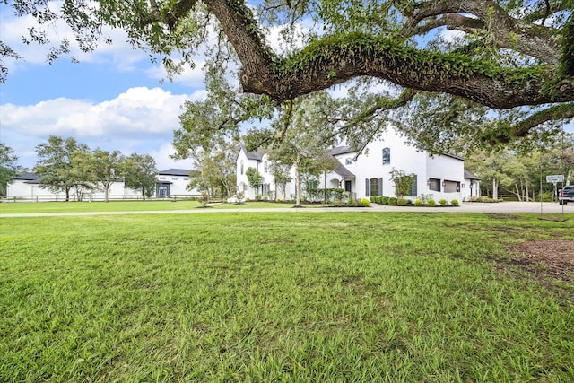 view of front of house featuring a front lawn