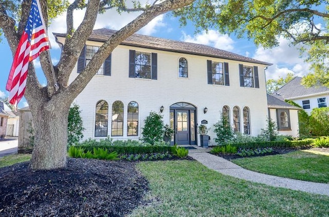 view of front facade featuring a front yard