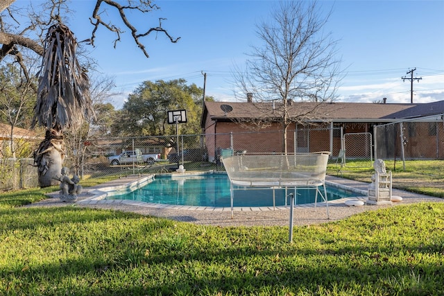 view of swimming pool featuring a yard