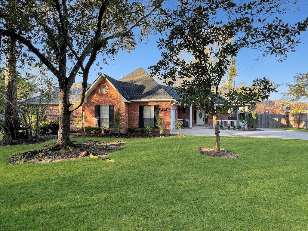 view of front facade with a front lawn