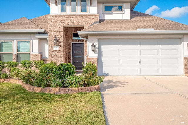 view of front of property featuring a front lawn