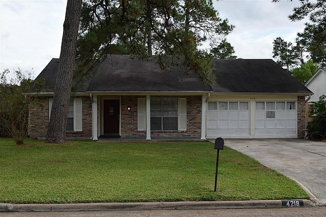 view of front facade featuring a garage and a front yard