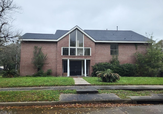 view of front of home featuring a front lawn