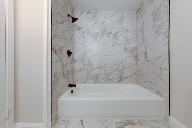 bathroom featuring tiled shower / bath