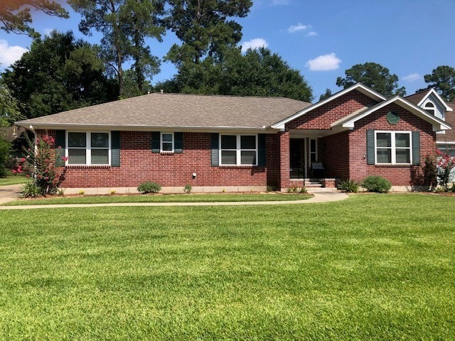 view of front facade with a front yard