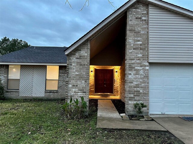 view of front facade with a garage