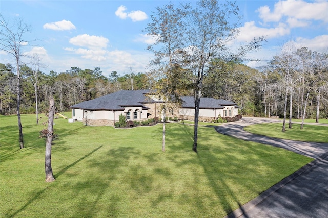 view of front facade featuring a front lawn