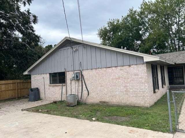 Listing photo 2 for 1200 Rugeley St, Bay City TX 77414