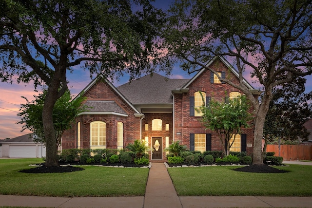 view of front facade with a yard