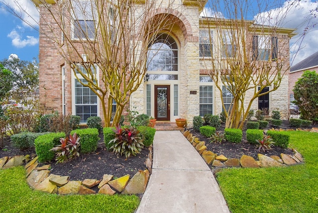 view of front facade featuring a front yard