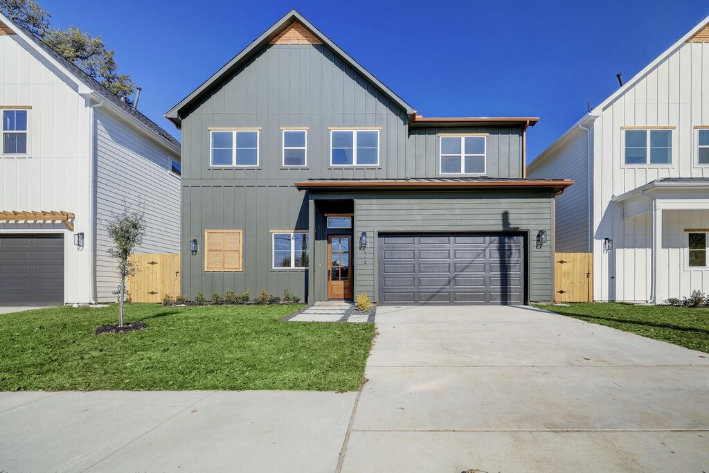 view of front of home featuring a front yard and a garage