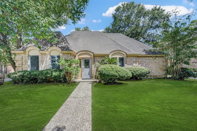 view of front of home featuring a front lawn