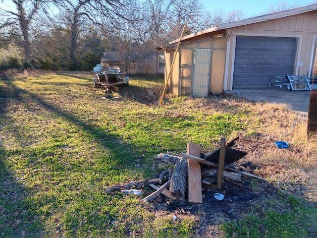 view of yard featuring an outbuilding and a garage