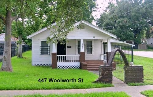 bungalow featuring a front yard and covered porch