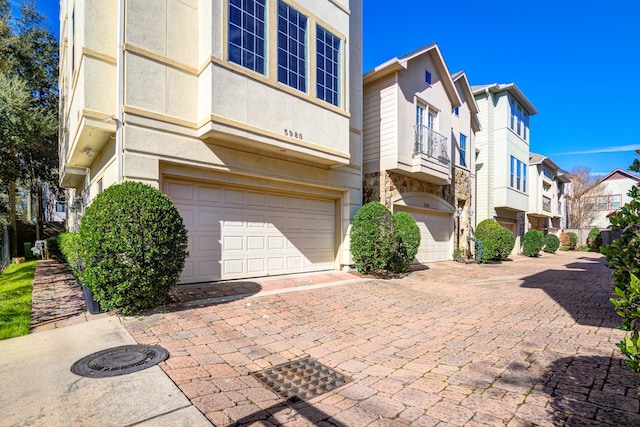 view of front facade featuring a garage