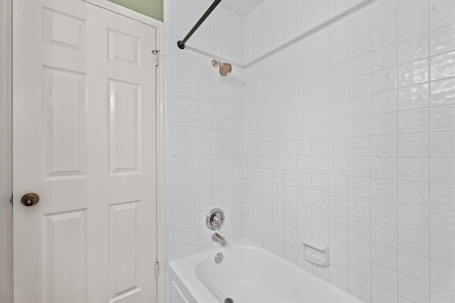 bathroom with tiled shower / bath