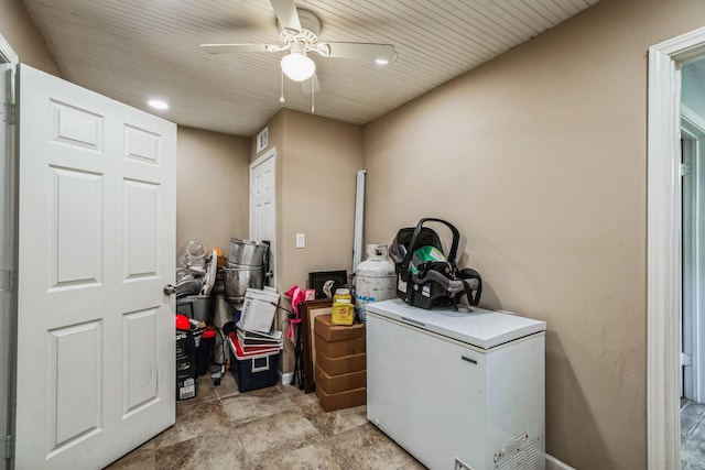 laundry area featuring ceiling fan