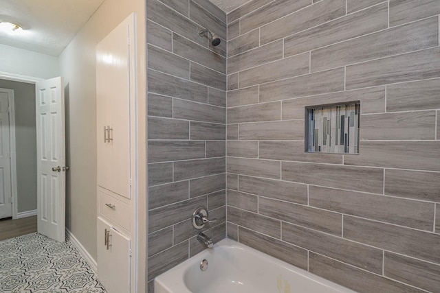 bathroom featuring tiled shower / bath combo