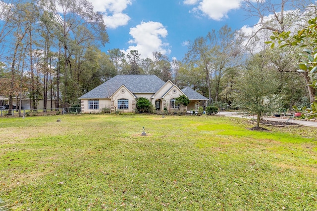 view of front of home featuring a front lawn