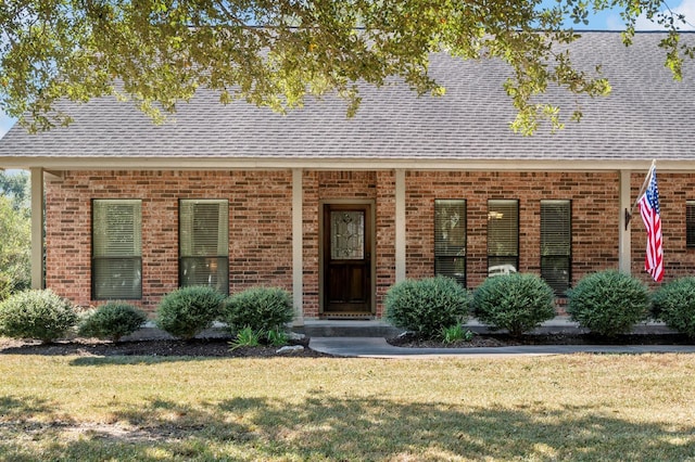 view of front of house featuring a front lawn