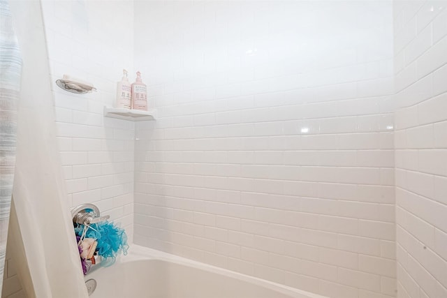 bathroom with shower / bath combo