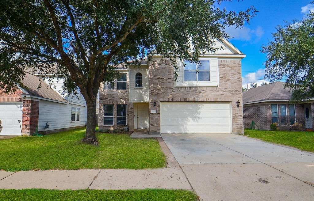 view of front facade featuring a garage and a front lawn