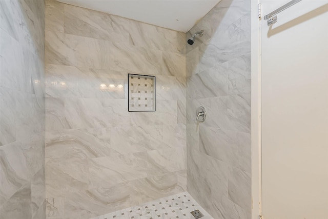 bathroom featuring a tile shower