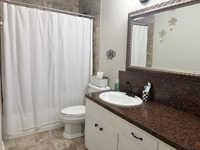 full bathroom featuring vanity, decorative backsplash, shower / bath combo, and toilet