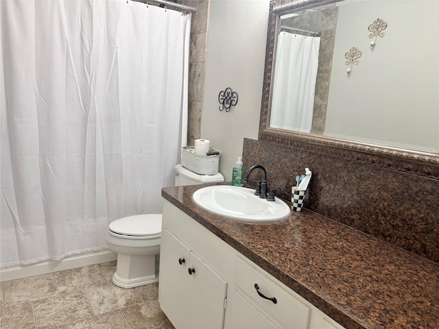 bathroom featuring a shower with curtain, vanity, toilet, and backsplash